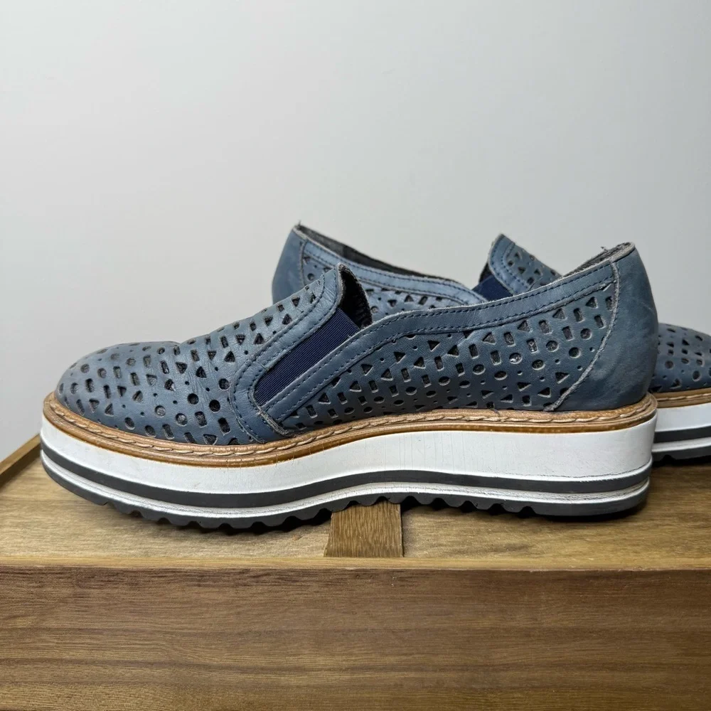 Summit by White Mountain Braxton platform slip-on shoe in blue leather